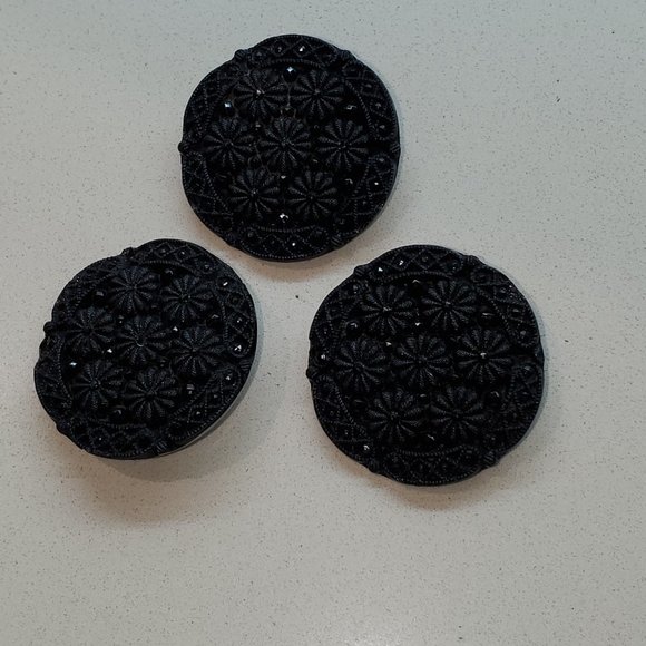 3 TRUE VINTAGE BUTTONS - Picture 2 of 3